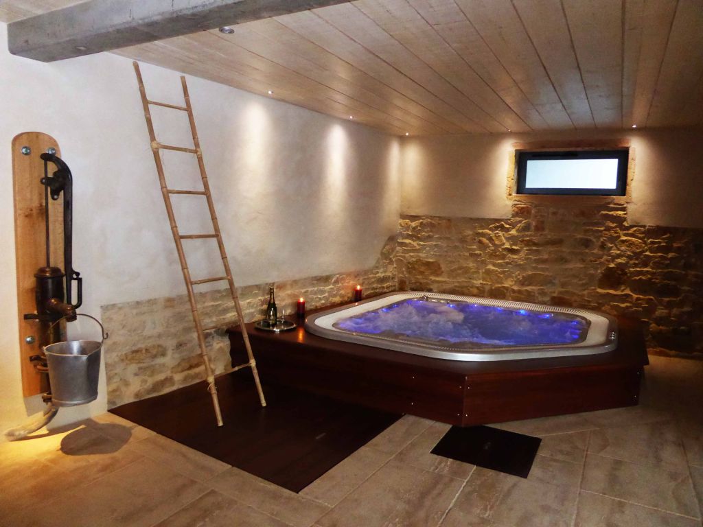 Spa haut-de-gamme avec jacuzzi et sauna près de Lyon