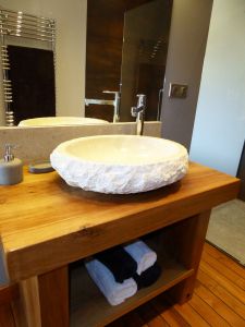 Vasque en pierre dans la salle-de-bain du gîte