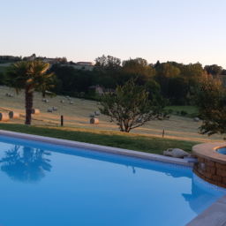 Piscine et jacuzzi chauffés avec des panneaux solaires et pompe à chaleur.