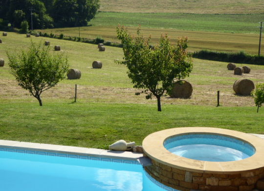 gite-avec-piscine-et-jacuzzi-exterieur