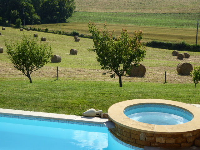 gite-avec-piscine-et-jacuzzi-exterieur