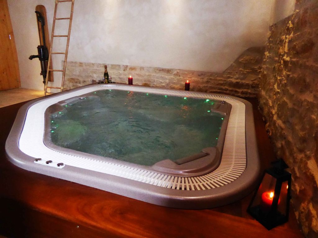 Gîte avec jacuzzi privatif à débordement dans les monts d'or près de Lyon