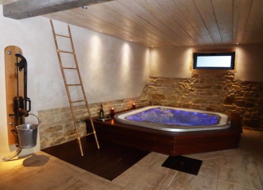 Spa haut-de-gamme avec jacuzzi et sauna près de Lyon