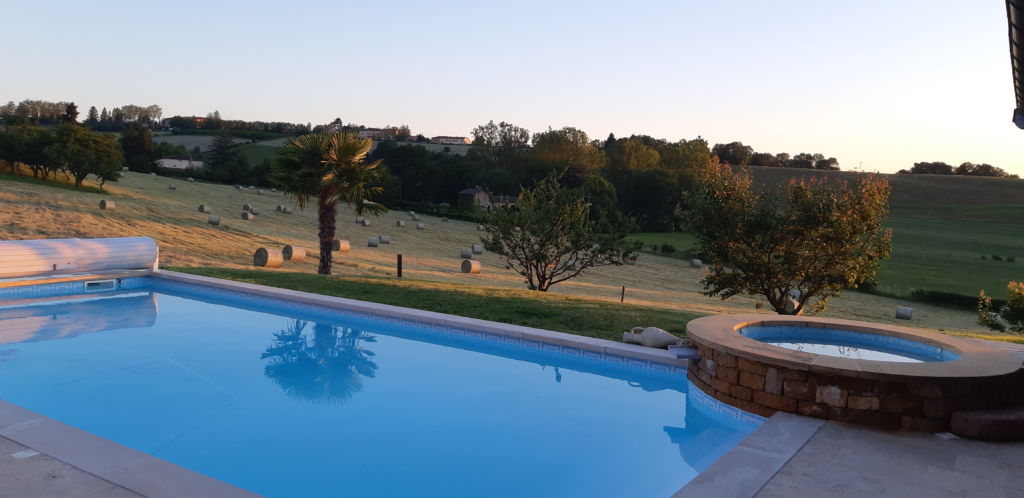 Piscine et jacuzzi chauffés avec des panneaux solaires et pompe à chaleur.