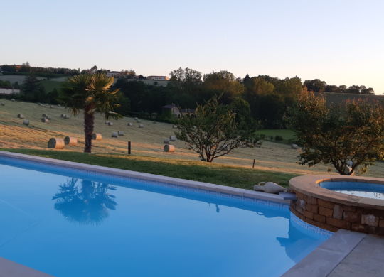 Piscine et jacuzzi chauffés avec des panneaux solaires et pompe à chaleur.