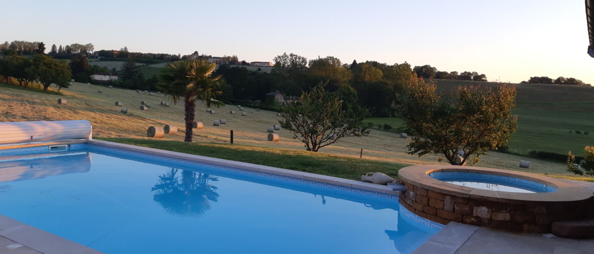 Piscine et jacuzzi chauffés avec des panneaux solaires et pompe à chaleur.